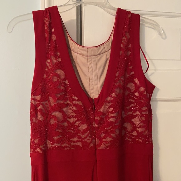 Beautiful fancy long red dress with tasteful slit - Picture 3 of 5